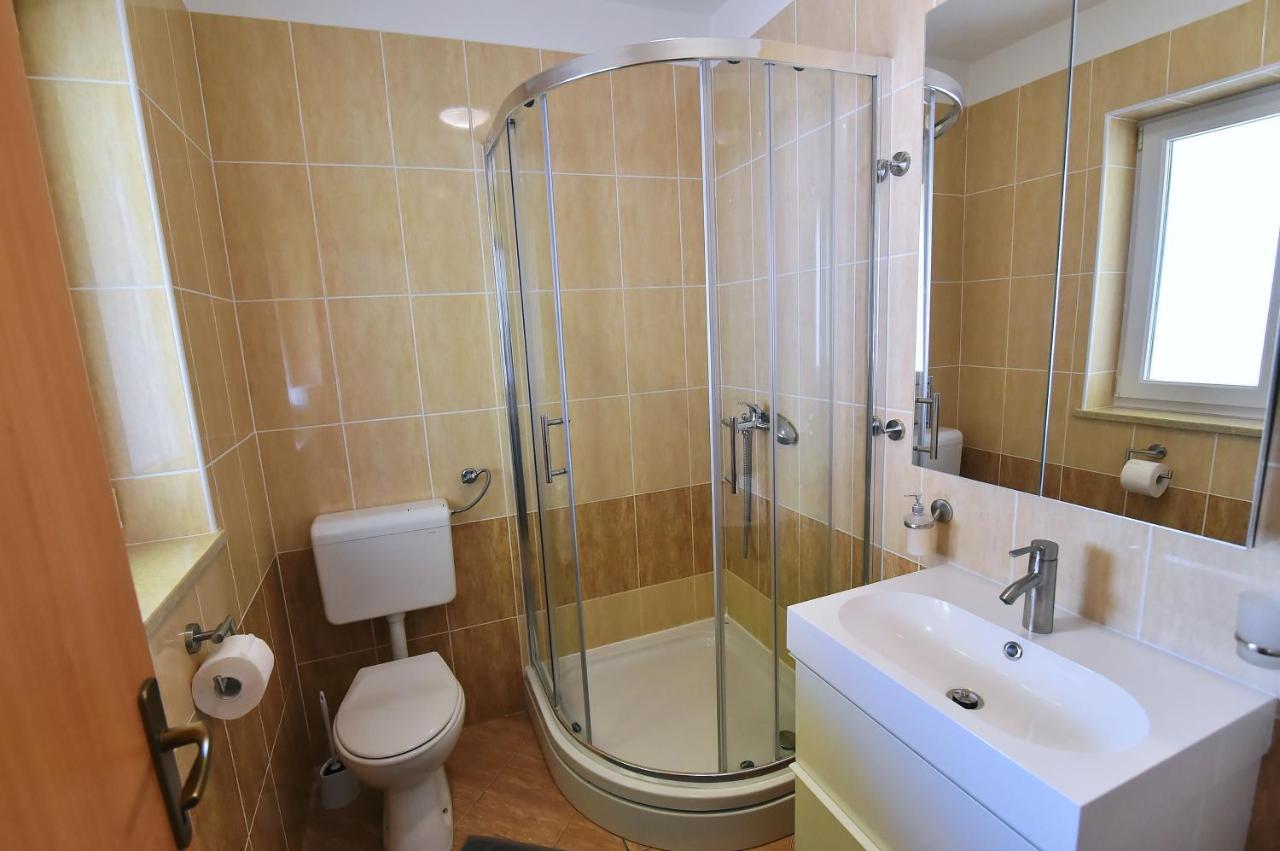 Apartments Luni Baška Eksteriør billede